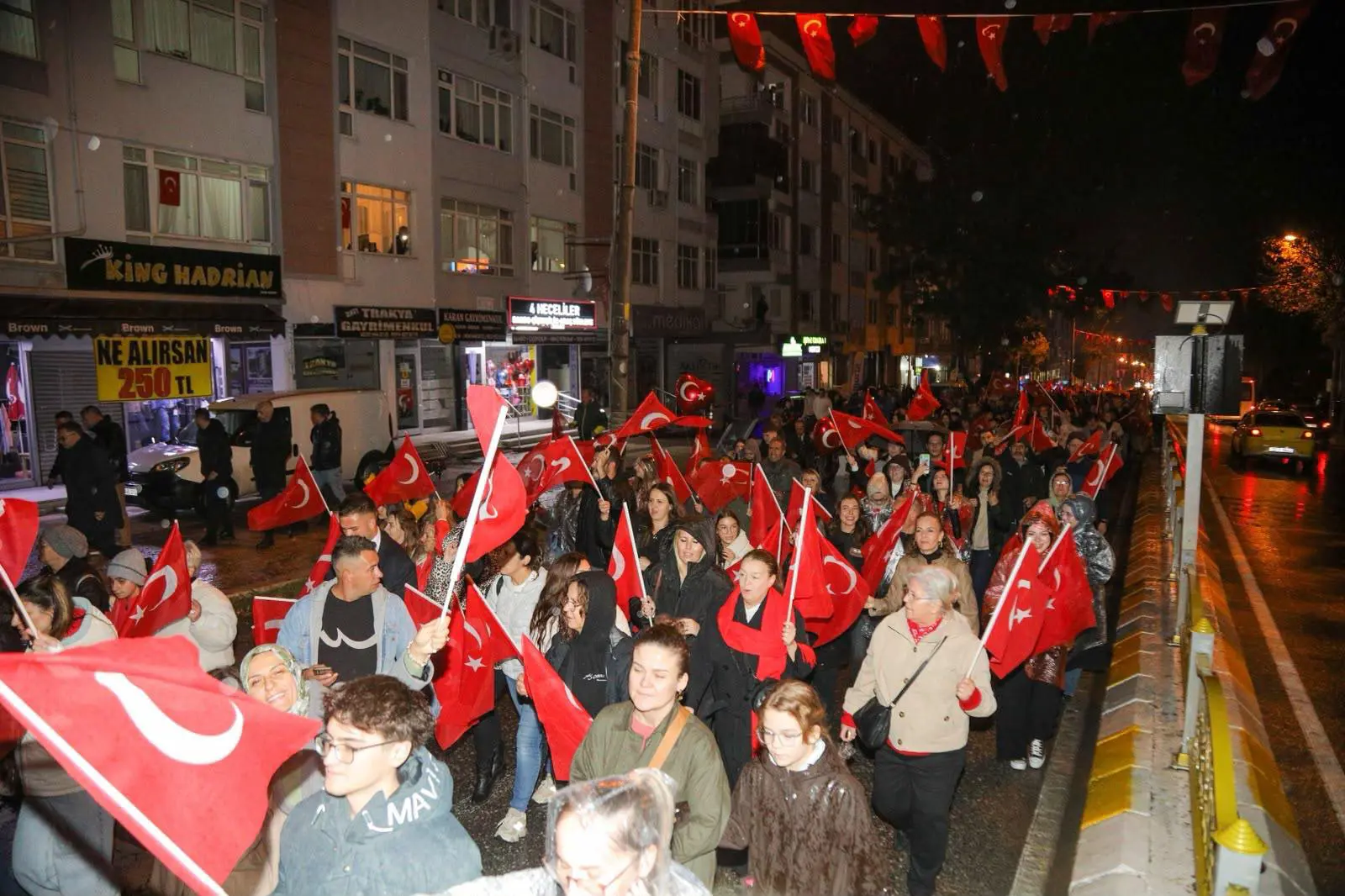 CUMHURİYET COŞKUSU SAĞANAK YAĞIŞA RAĞMEN SOKAKLARA TAŞTI: BİNLERCE EDİRNELİ FENER ALAYI’NDA BULUŞTU galeri görseli